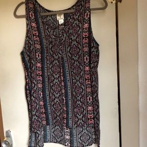 Patterned sleeveless shirt